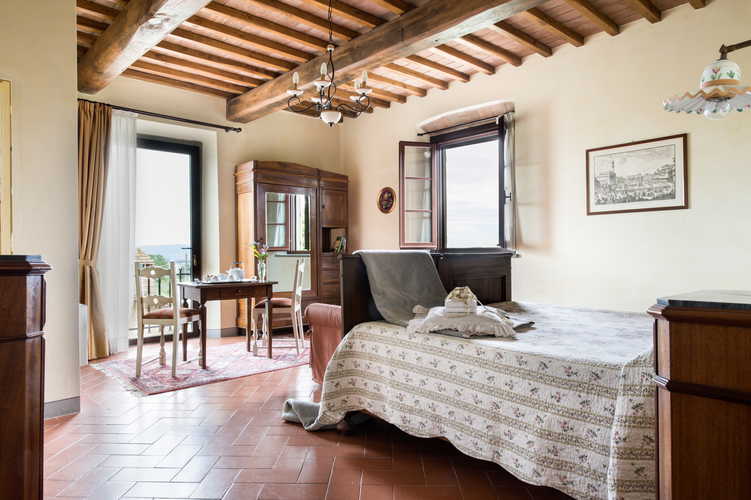 Camera da letto, curata nei minimi dettagli, con abbondanza di luce naturale e vista sul paesaggio che circonda Certaldo